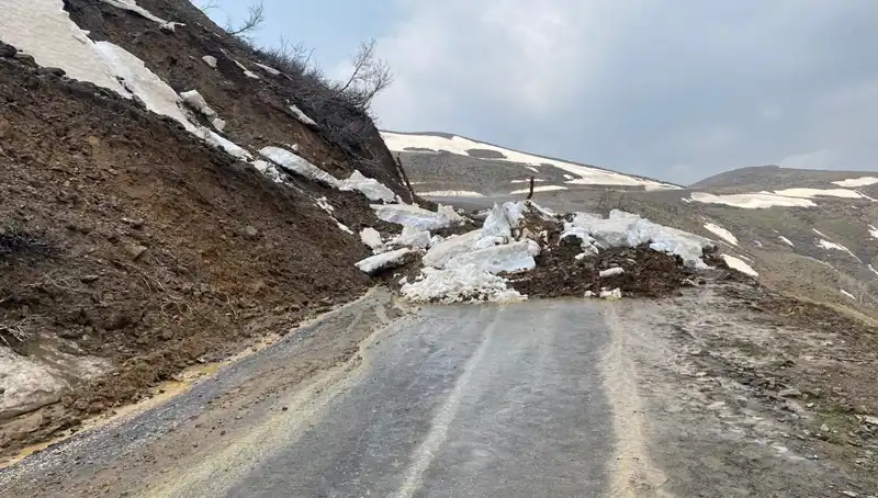 Muş'taki Heyelan Sonrası Kapalı Köy Yolu Ulaşımı Yeniden Sağlandı
