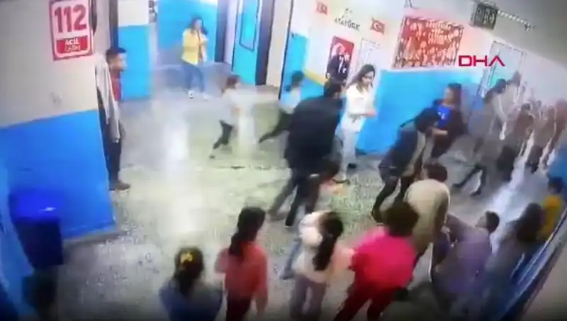 Okulda Şok Anlar: Müdür Yardımcısı Öğrenciyi Bayılmaktan Kurtardı