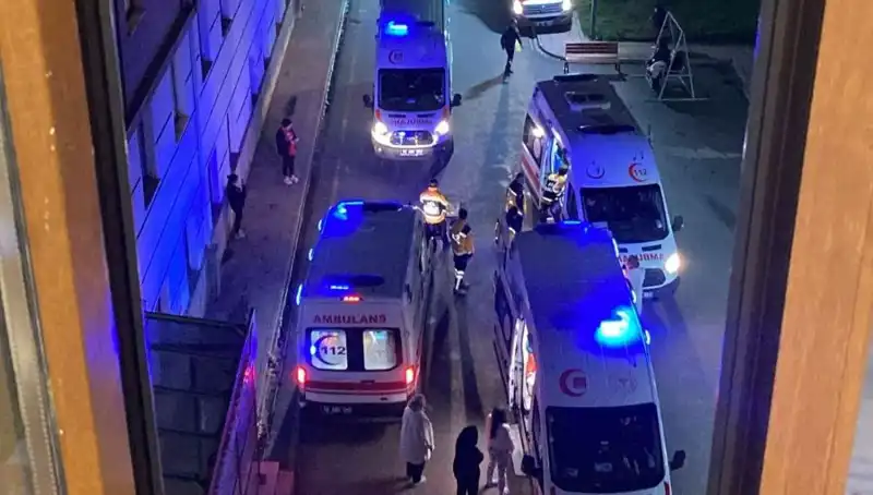 53 Öğrenci Akşam Yemeğinden Zehirlendi: Hastaneye Kaldırılma Anları Görüntülendi