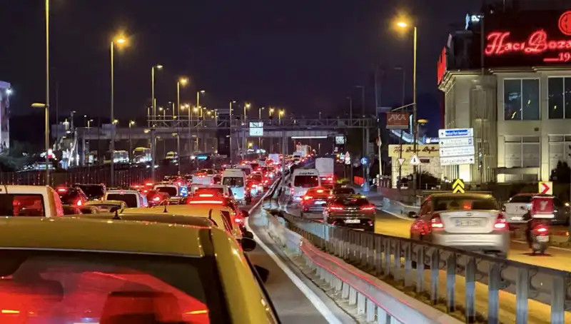 Yenibosna Metrobüs Yaya Üst Geçidi Yenileniyor: Güvenli Geçiş İçin Büyük Adım