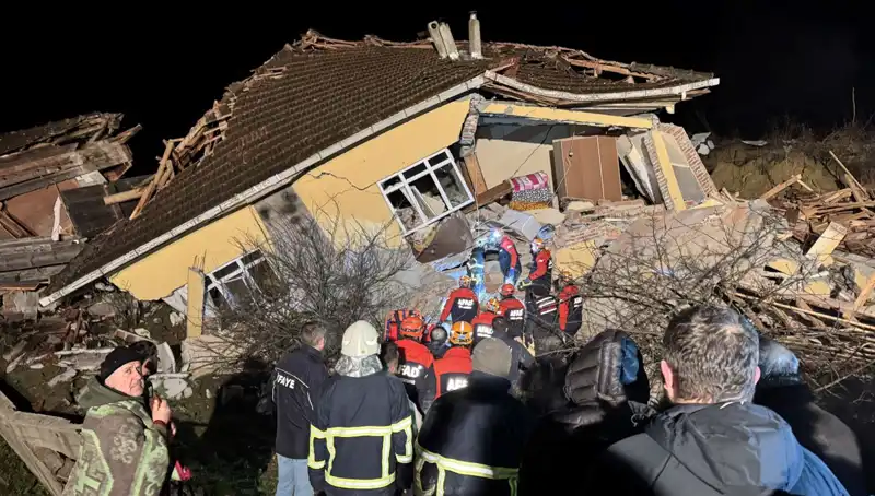 Sinop'ta Meydana Gelen Heyelan Sonucu Üç Ev Yıkıldı