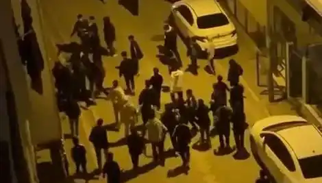 Esenyurt'ta Sopalı Kavga! Mahalle Gençleri Arasında Tüm Türkiye'yi Şaşkına Çeviren Olay