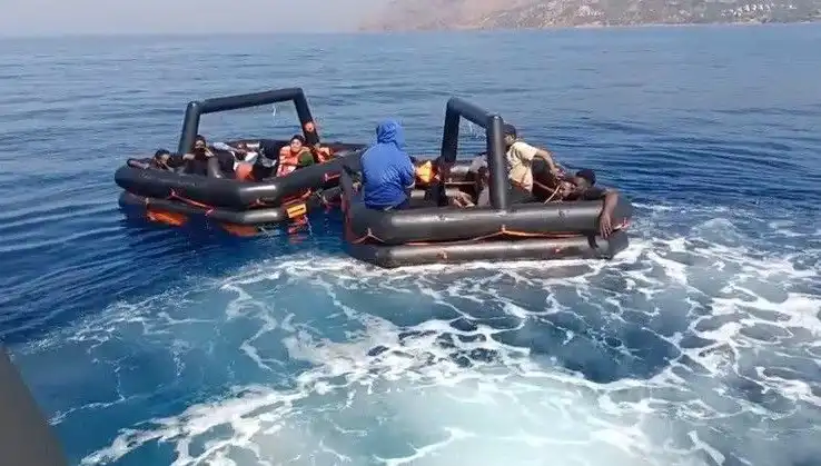 Ayvacık'tan Kaçak Göçmen Kurtarıldı: Denizdeki Tehlike ve Umut Dolu Bir Kurtuluş