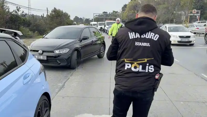 Emniyet Şeridini İhlal Ederek Suçunu Yolda Bulan Sürücü