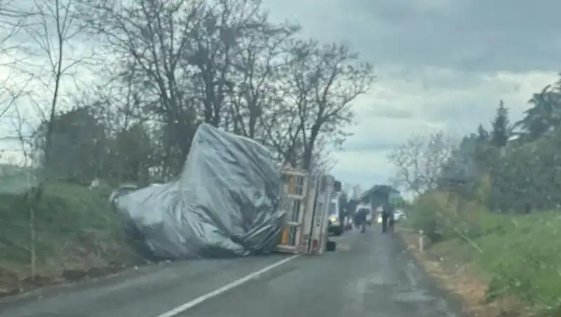 Tekirdağ'da Saman Yüklü TIR Devriyle Korkutan Kaza: 1 Yaralı