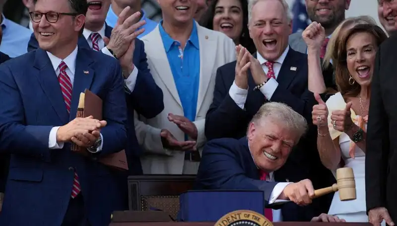 Trump, Ekonomiyi Yeniden Şekillendirecek "Büyük, Güzel Yasa Tasarısı"nı İmzaladı