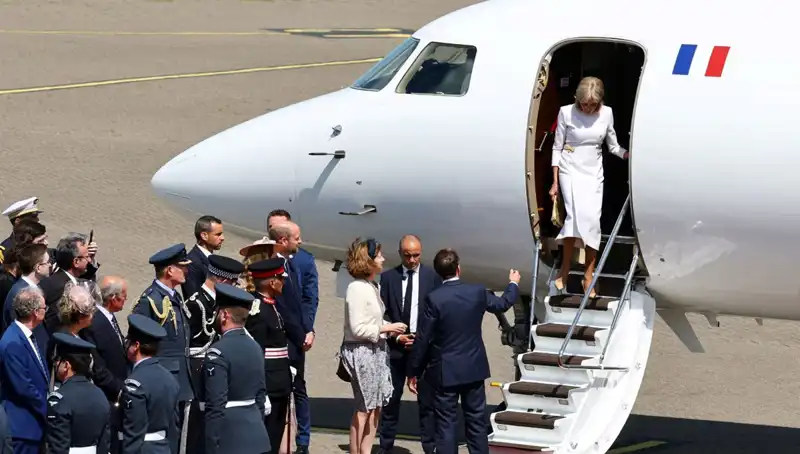 Eşi Brigitte Macron’un Elini Bıraktı: Olayın Arkasındaki Gizemli Gerçek Ne?
