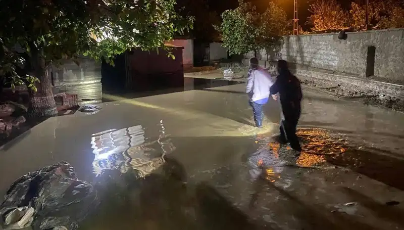 20 Dakikalık Şiddetli Yağış 4 Evi Tehdit Etti: Sel Felaketi ve Zararlar