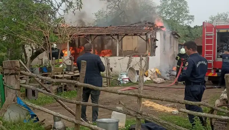 Elektrik Kontağı Yangını: Komşular Korkuyla Uyanınca Alevler Yayılmaya Başladı