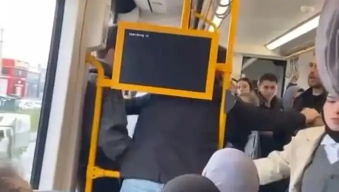 Metroda Tekme Tokat Kavga! Milyonlarca Yolcunun Gözleri Önünde Yaşandı