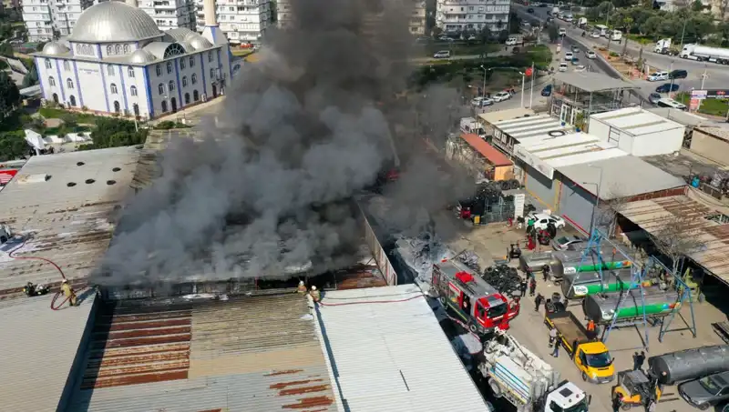 İzmir'de Oto Lastikçide Korkutan Yangın: Şehirde Panik Yaratan Anlar
