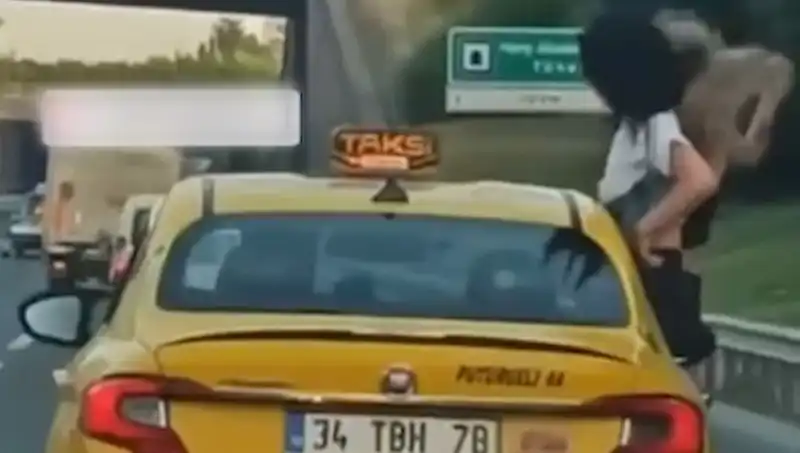 TEM Otoyolu’nda Şok Eden Olay: Taksinin Camında Tuhaf Manzara!