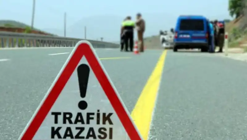 Otomobil ile Hafif Ticari Araç Çarpıştı: 6 Can Kaybı