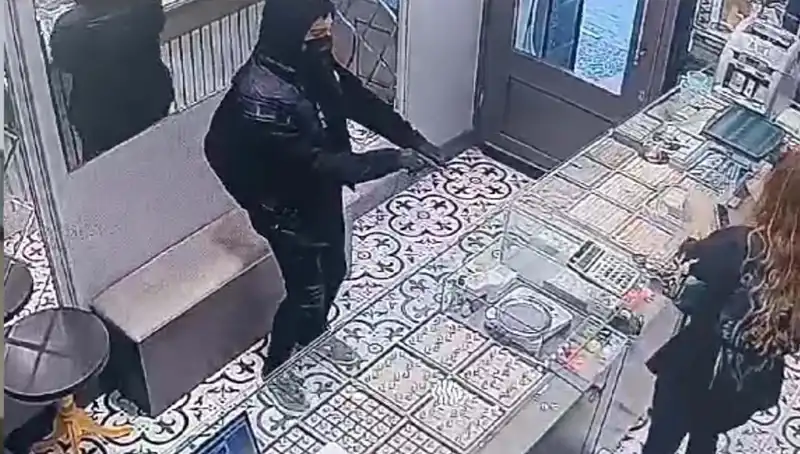Soygun Girişimi Komik Bir Şekilde Çözüme Ulaştı: Dolaba Takıldılar!