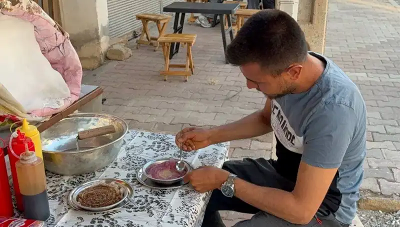 Toros Dağları’nın Zirvesinden Topladığı Bitkileri 50 TL’ye Satıyor: Farklı Bir Girişim