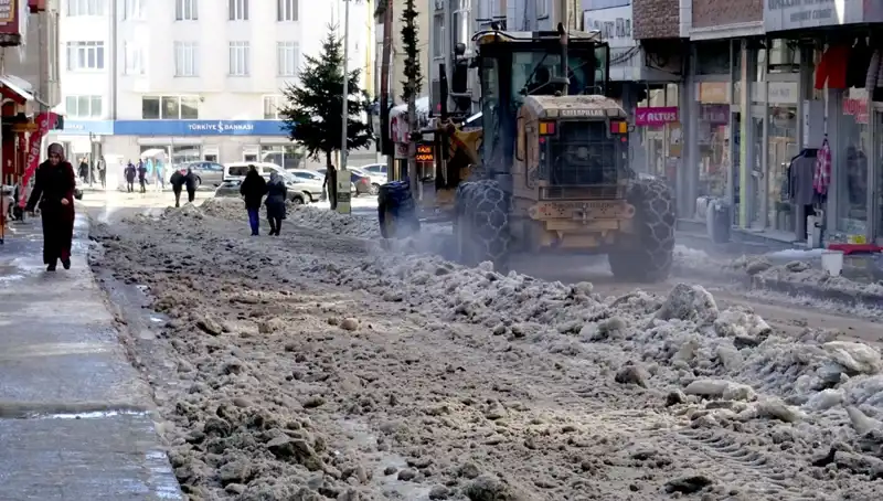 Sarıkamış'ta Kar ve Buz Temizleme Çalışmaları Başladı: Kış Turizmi İçin Hazırlıklar Hızlanıyor
