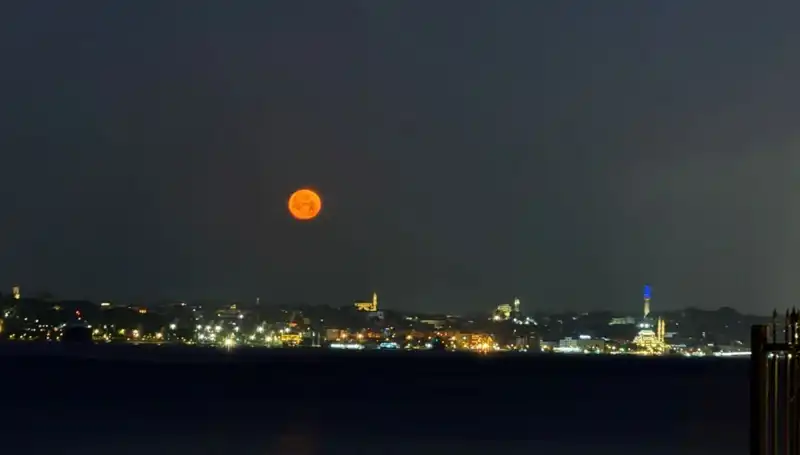 İstanbul'un Gökyüzünde Dans Eden Çilek Dolunayı: Tabloluk Anlar