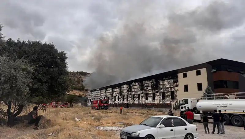 Kayseri'deki Mobilya Fabrikası Yangını: Alevler Geniş Alanı Sardı