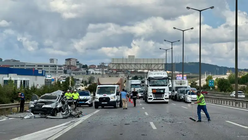Otoyolda Trafiği Felç Etti: Üç Kişi Araçta Sıkıştı!
