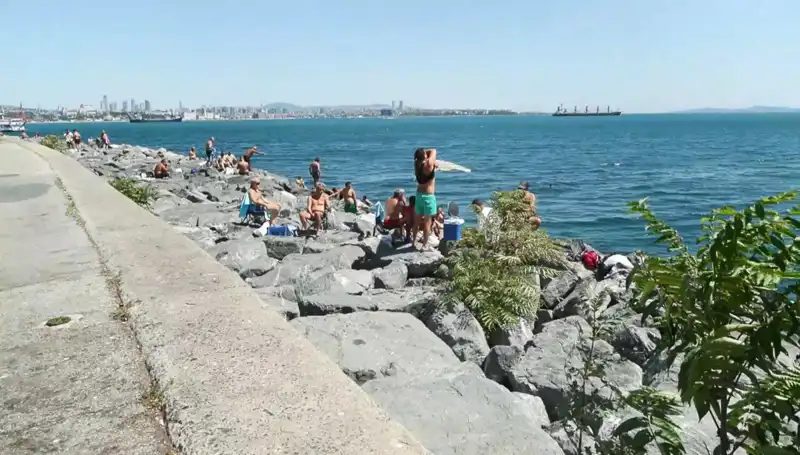 İstanbul'un Sıcak Güneşi: Sahil Keyfi Zamanı Geldi!