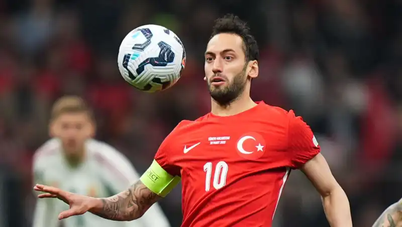 Fenerbahçe’nin Hakan Çalhanoğlu Teklifi: Mourinho’nun Planı Ne Olacak?