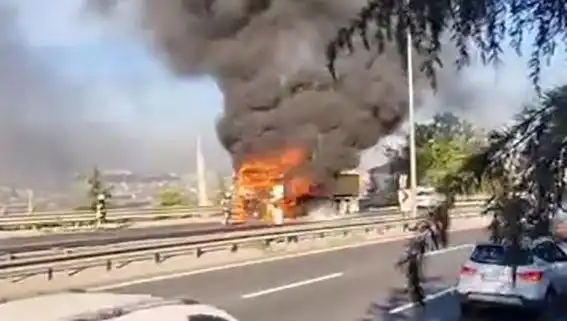 D-100 Karayolu'nda TIR Yangını: Trafik Felç Oldu, Yolcular Mağdur!
