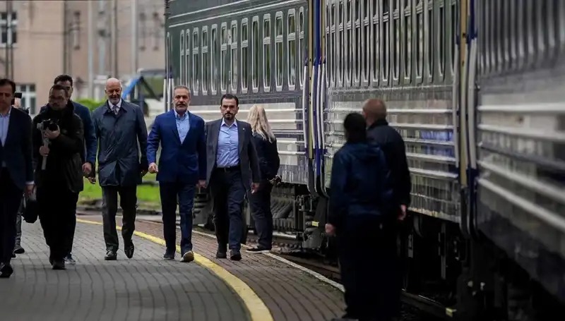 Dışişleri Bakanı Fidan, Ukrayna'da Diplomatlarla Kritik Görüşmeler Yaptı