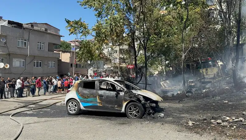 Gecekonduda Çıkan Yangın, Park Halindeki Araçları Küle Çevirdi!