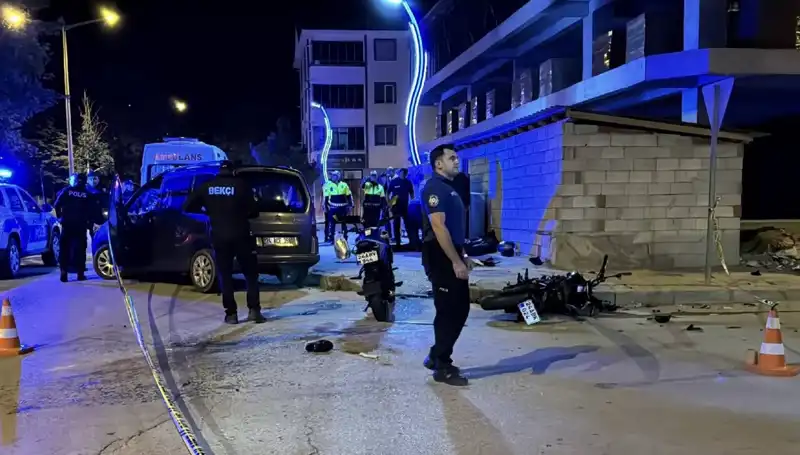Motosiklet ile Otomobil Çarpıştı: İki Genç Hayatını Kaybetti