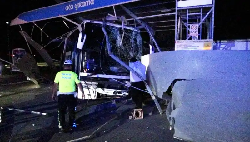 Otobüs Oto Yıkama Alanına Daldı: Kaza Sonucu 8 Yaralı