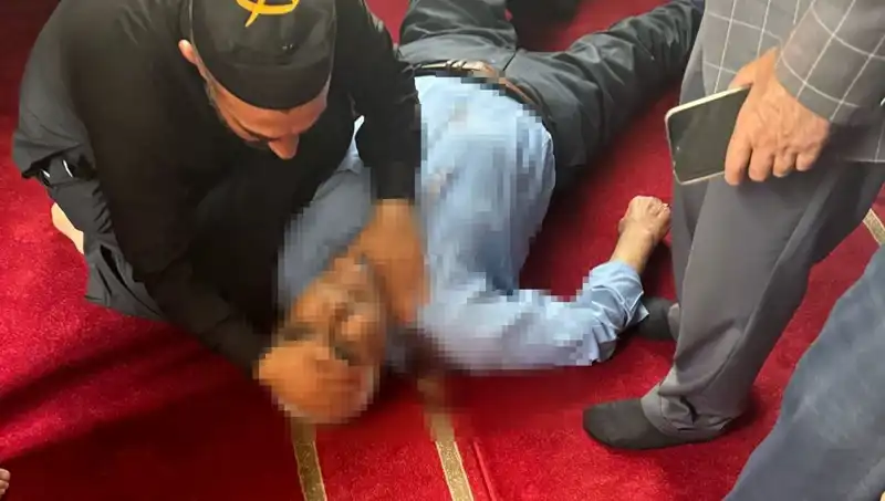Camide Namaz Kılarken Bıçaklanan İmam, Toplumu Ayağa Kaldırdı
