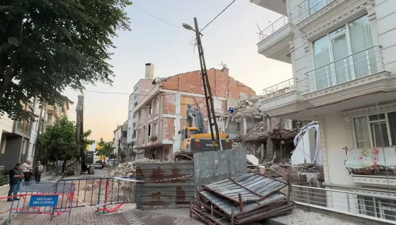 Yıkım İşlemi Sırasında Elektrik Kabloları Koptu, İki Sokak Karanlığa Gömüldü!