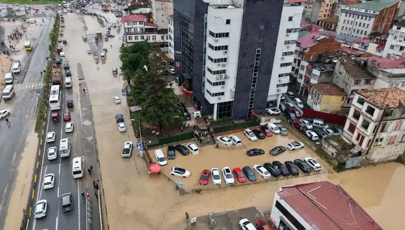 Trabzon’da Sel Felaketi: Çamur İçinde Arama Başlatıldı, Bir Kişi Kayboldu!