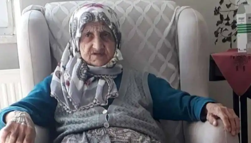 Yolda yürüyen yaşlı kadına araç çarptı: Hayatını kaybetti!