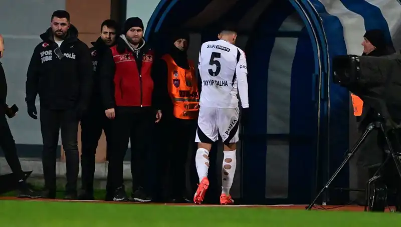 Tayyip Talha, Beşiktaş Camiaya Çiçek Gibi Özür Diledi