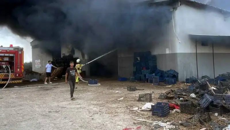 Depoda Çıkan Yangın, Şehrin Gökyüzünü Simsiyah Dumanlarla Kapladı