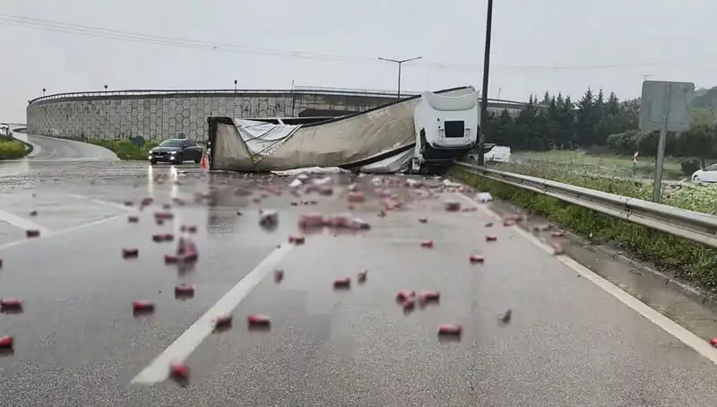 TIR Kazası: Yolun Üzerine Saçılan İçkiler Kazanın Detaylarını Ortaya Çıkardı