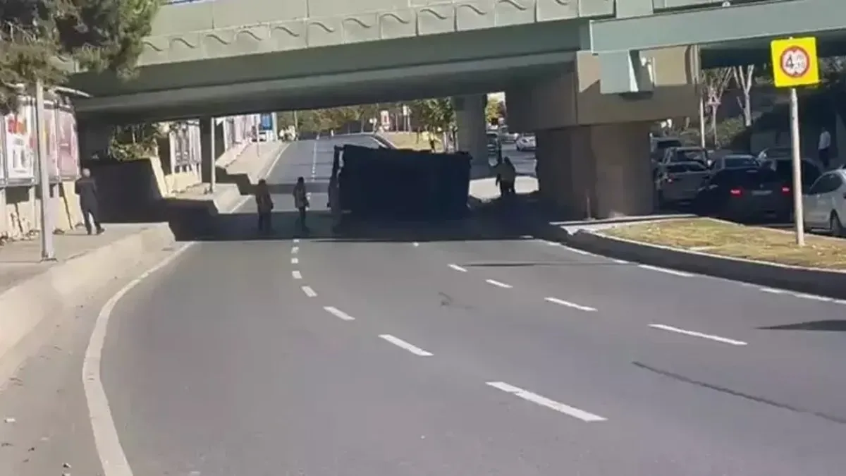 Bakırköy Rauf Orbay Caddesi'nde Üst Geçitten Yine Kaza: İSKİ Aracı Devrildi