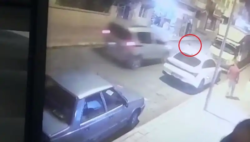 Yola Aniden Fırlayan Çocuğa Hafif Ticari Araç Çarptı: Korkutan Kaza