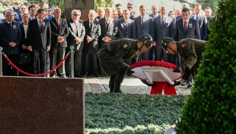 Turgut Özal: 8. Cumhurbaşkanı Mezarı Başında Anıldı, Anısına Saygı Duruşu