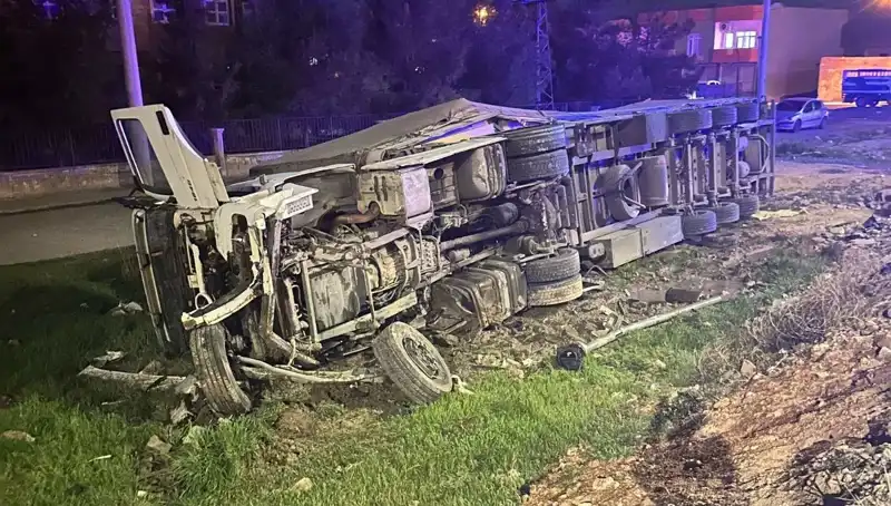 İstanbul D-100'de TIR Devrildi, 6 Yaralı