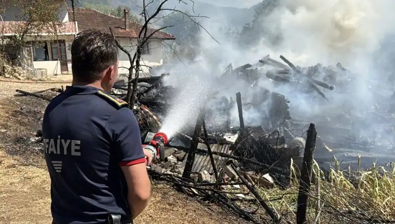 Evdeki Yangın Ormanda Alevlere Dönüştü: Ekipler Mücadele Ediyor