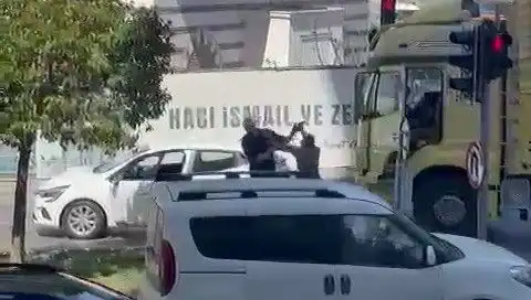 İstanbul Trafiğinde Yaşanan Dehşet Anı: Çekiçli Saldırı Sosyal Medyada Gündem Oldu