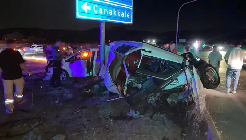 Çanakkale'de Feci Kaza! İki Otomobil Çarpıştı, Yaralılar Hastaneye Kaldırıldı