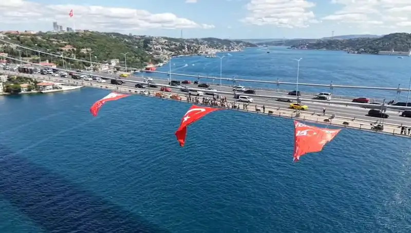 Dev Türk Bayrağı, İstanbul Köprüsü'nde Gururla Dalgalanıyor!